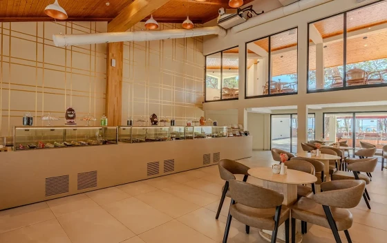 RESTAURANT & BAR